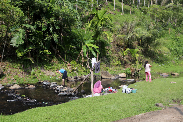 Пресной воды на острове Вех (Weh Island) не так много, и местные жители активно используют воды ручья для ополаскивания белья.