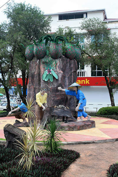Памятник непентенсу ампулярии на центральной площади Бау (Bau), Борнео