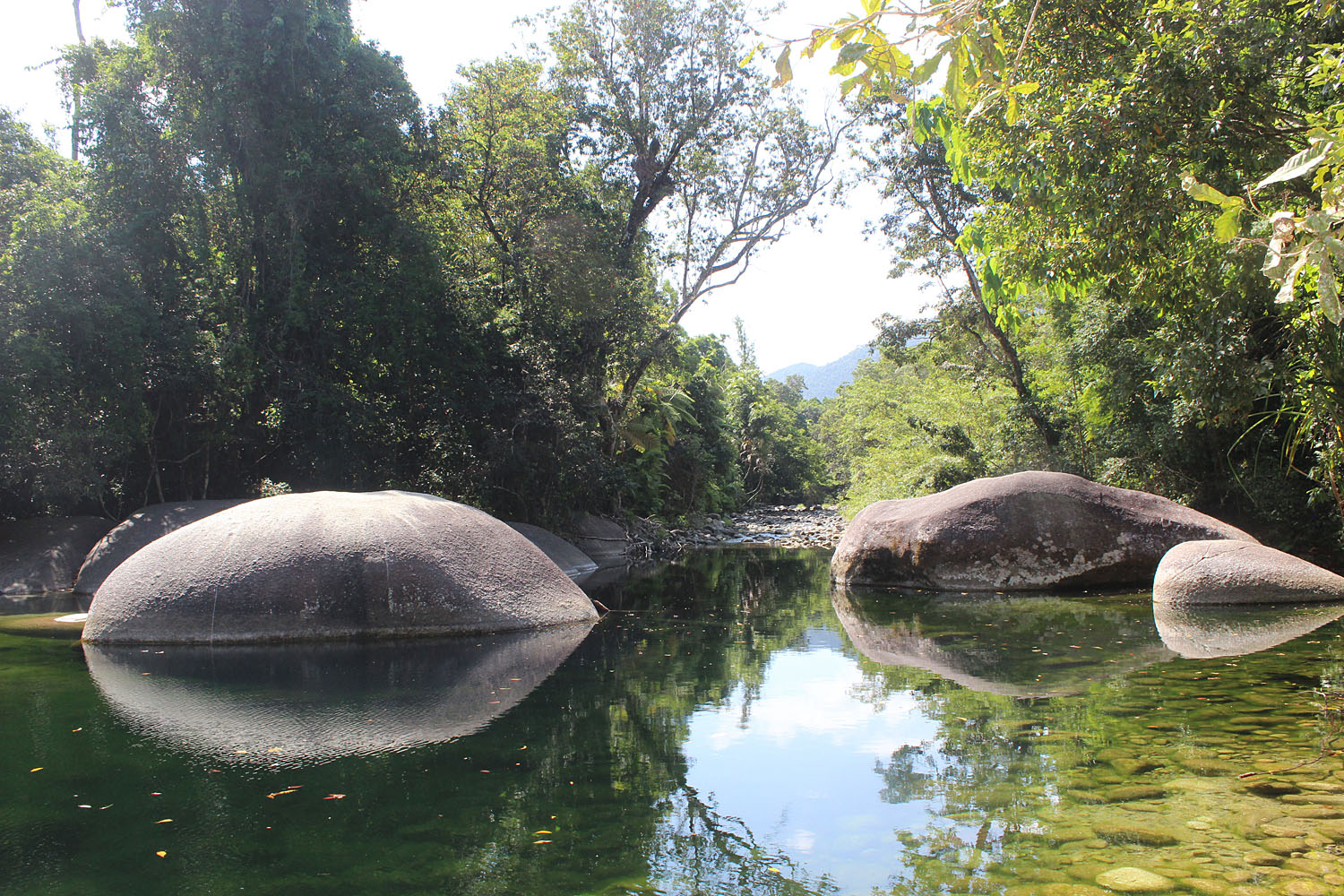 Babinda Boulders - туристическое место, расположенное в 60 км к югу от Кэрнса. Babinda - название небольшого городка, происходит от слова "гора" на языке местного населения. Boulders - в переводе с английского означает "валуны". Местная легенда гласит, что среди валунов в реке живет дух молодой девушки, которая сбежала в эти места после разлучения с любимым, с которым в силу обстоятельств и по законам местных племен ей не суждено было быть вместе.