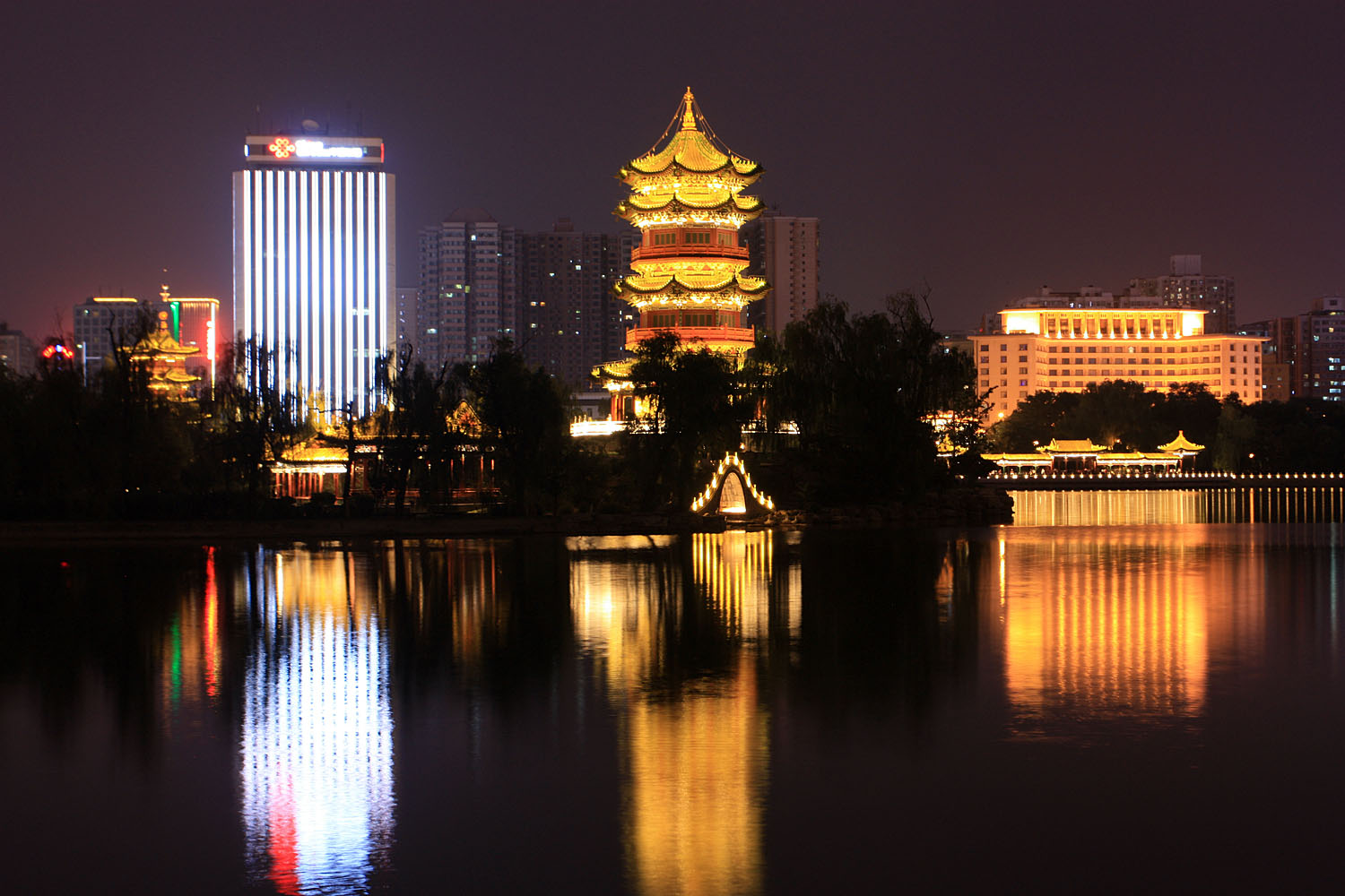 Парк Инцзе (Yingze park) в центре города Тайюань. Трудно поверить, что еще 100 лет назад это живописное мето было окраиной города и скорее напоминало помойку. В настоящее время здесь разбита сеть прудов, среди которых разбиты сады и построены храмы.