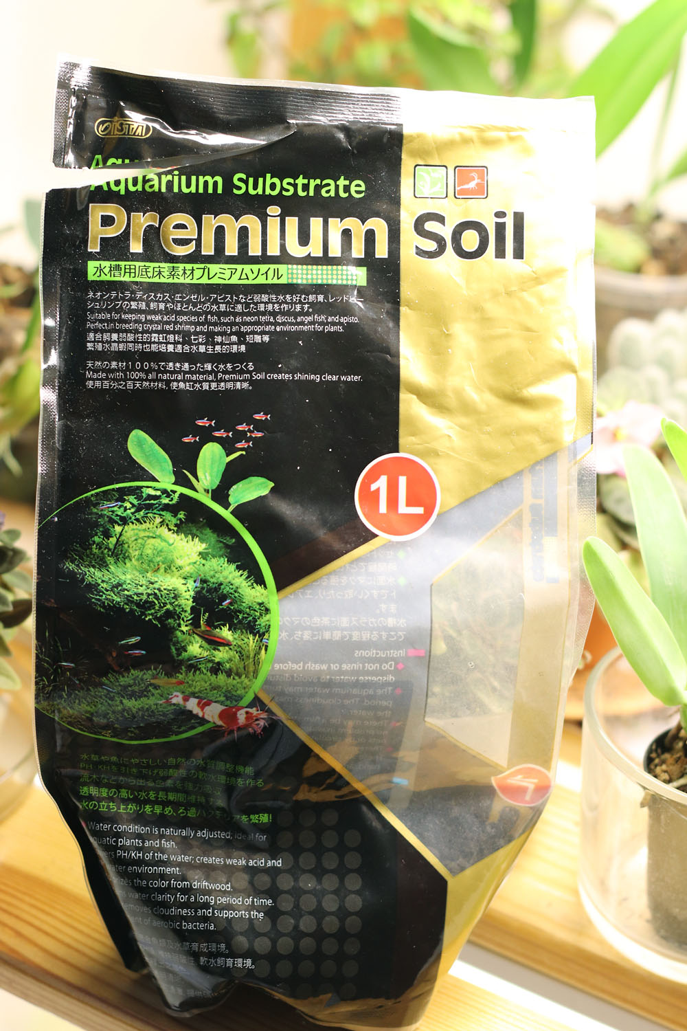 Грунт тайваньской фирмы ISTA Premium Soil Aquarium Substrate оказался удачным выбором для выращивания мягководных криптокорин. Гранулы размером 3-5 мм обеспечивают хорошую циркуляцию воды через субстрат и не слеживаются со временем.