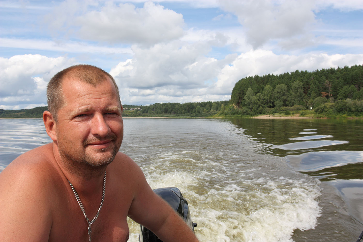 На реке Вятка (2014 год). Я как принимающая сторона очень переживал, чтобы все сложилось хорошо - было где поставить палатку и клевала рыба, а нужно было переживать за здоровье Кости, у которого через месяц обнаружили онкологическое заболевание...