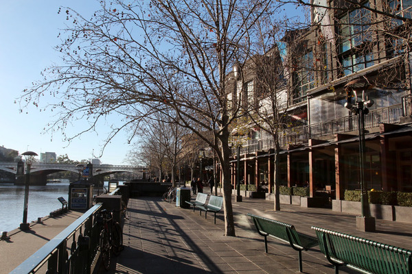 Австралийский Мельбурн. Набережная реки Ярра. Несмотря на солнечный день температура воздуха в утренние часы не превышает 10 градусов.