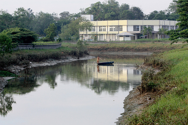 Во время моего визита (около 8 утра по местному времени) вокруг реки Sungai Bang царила тишина, не смотря на то, что она протекает через центр города. Лишь одинокий рыбак на лодке проверял свои сети, придавая еще больше колорита местному пейзажу. 