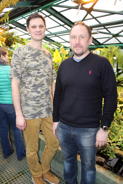 Виталий Аленкин (слева) и автор настоящей статьи в новой оранжерее.