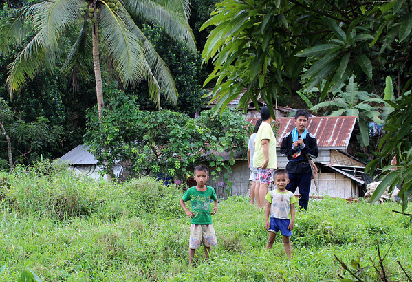Рядом с рисовыми полями располагалось несколько домов. Дети почти всех возрастов беззаботно гоняли мяч по небольшой площадке. Однако остановившийся скутер с белыми людьми заставил их ненадолго прервать любимое занятие