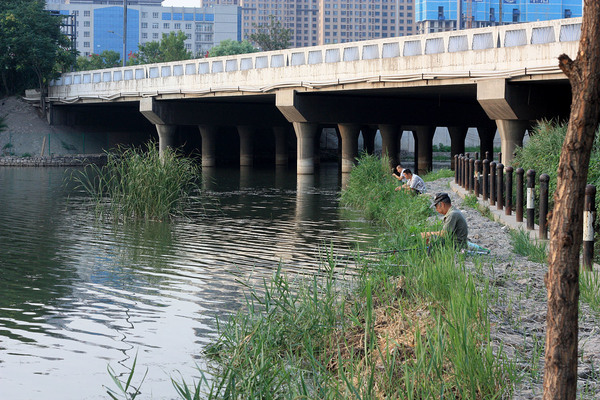 Река Fenhe в городской черте перегорожена дамбами, и поэтому участки с быстрым течением чередуются с местами, где вода почти не течет, последние привлекают рыболовов. 