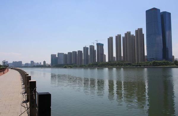 Фэньхэ (Fenhe River) - приток Хуанхэ. В черте города Тайюань, который сравнительно небольшой по китайским меркам (порядка 4 млн. жителей), но все равно впечатляет своими небоскребами.