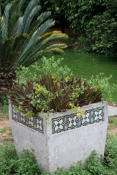Клумба украшенная керамической плиткой. Jardim Botanico Tropical, Lisboa.