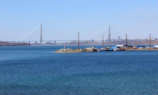 Со многих мест острова Русский открывается вид на построенный к саммиту АТЭС 2012 года мост - одна из главных достопримечательностей современного Владивостока.