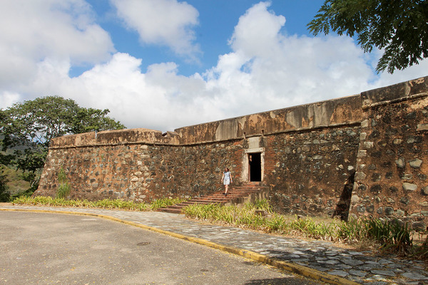 Крепость Castillo de Santa Rosа расположена в центре основной части венесуэльского острова Маргарита (Margarita Island). Была построена во второй половине 17 века испанцами для обороны от пиратов. Рядом с крепостью расположено водохранилище, где нам удалось познакомиться с местной ихтиофауной.