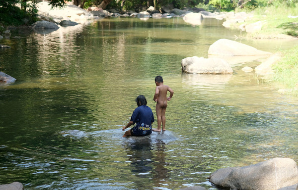 В пригороде Ранонга есть популярное туристическое место с горячими источниками на реке Hat Som Paen, где люди купаются рядом с криптокориной беловатой. Фото Романа Магина