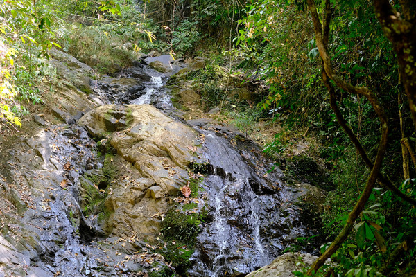 Водопад Wing Hin Waterfall не очень впечатляет и располагается на одном из горных склонов к основному руслу реки. Фото Романа Магина.