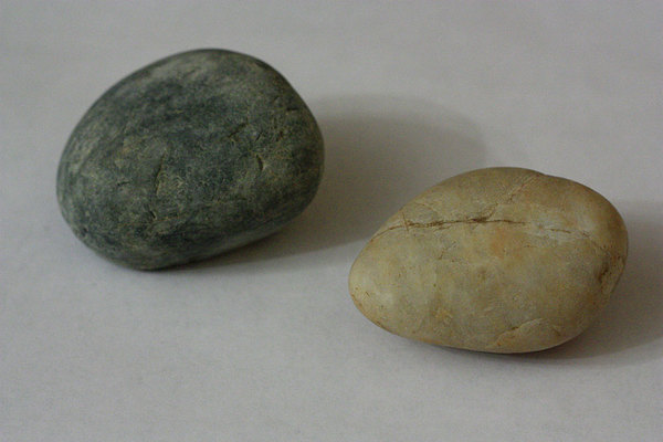 Некоторые камни в ручье вполне можно было спутать с мрамором, однако это все же силикатная порода и практически не оказывает влияния на параметры воды