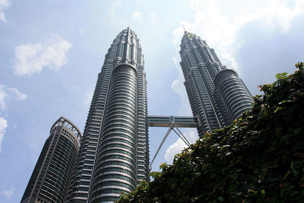 Башни Петронас - одна из главных достопримечательностей малайзийской столицы. Высота небоскребов достигает почти 500 м 