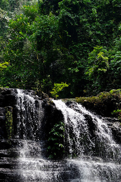 Водопад в Национальном парке Кубах, Борнео