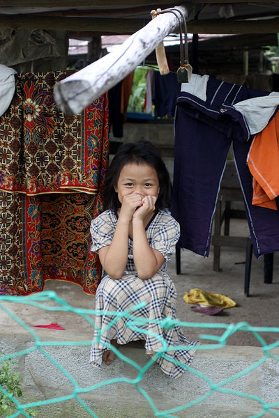 Для жизни в тропиках достаточно шитового домика и минимум одежды. Деревенская девочка. Саравак, Борнео