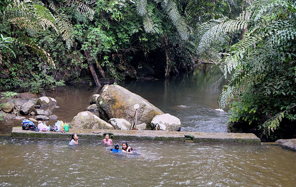 Водопад местные жители используют для купания