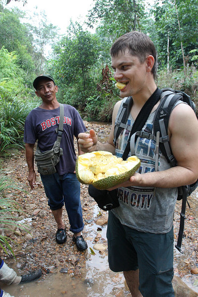 Участник второй экспедиции Роман Магин впервые пробует джекфрут (Artocarpus heterophyllus)