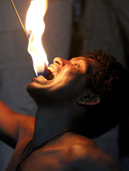 Глотание огня или хождение по углям в наши дни можно встретить на Шри-Ланке только на театрализованных представлениях.