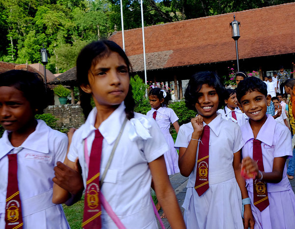 Еще одна необычная традиция - непременным атрибутом школьной формы ланкийских девочек является галстуг.