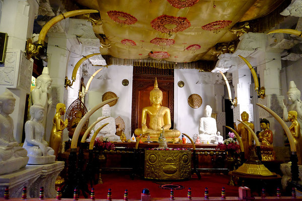Большая часть населения Шри-Ланки исповедует буддизм, и поэтому почти в каждой деревне непременно присутствует хотя бы одна статуя будды.